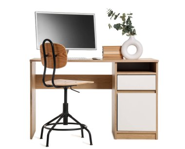 Beyaz arka planda modern bilgisayar, kitap ve bitki örtüsü ile şık çalışma alanı