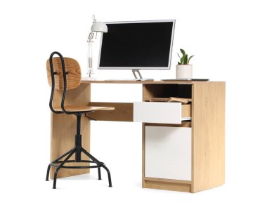 Beyaz arkaplanda modern bilgisayar, dizüstü bilgisayar ve lamba ile şık çalışma alanı