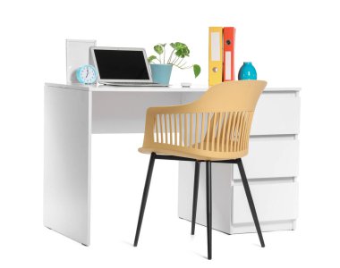 Dizüstü bilgisayarı, dizinleri ve alarm saati beyaz arkaplanda izole edilmiş çalışma alanı