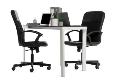 Dizüstü bilgisayarları, ev bitkileri ve beyaz arka planda izole sandalyeleri olan şık çalışma alanı