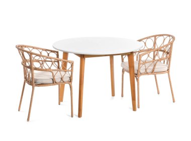 Beyaz arka planda şık yemek masası ve sandalyeler