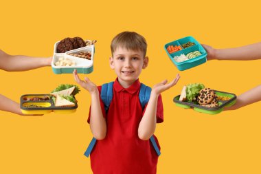 Sevimli küçük okul çocuğu ve sarı arka planda farklı beslenme çantaları olan eller.