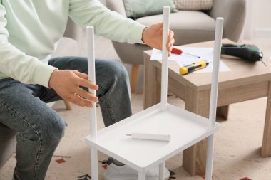 Adam raf ünitesini evde monte ediyor