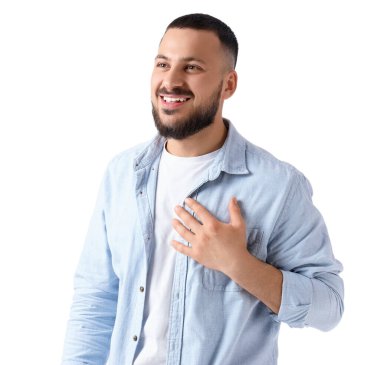 Minnettar genç adam göğüs göğse bastırıyor ve beyaz arka planda gülümsüyor.