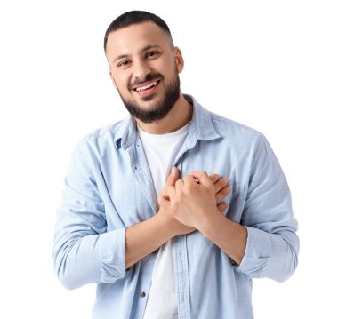 Minnettar genç adam elini sıkıyor ve beyaz arka planda gülümsüyor.