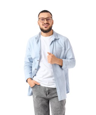 Beyaz arka planda gözlüklü yakışıklı bir genç.