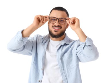 Beyaz arka planda gözlüklü yakışıklı bir genç.