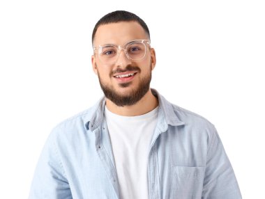 Beyaz arka planda gözlüklü yakışıklı bir genç.