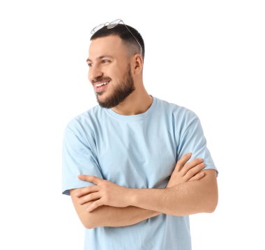 Beyaz arka planda gözlüklü yakışıklı bir genç.