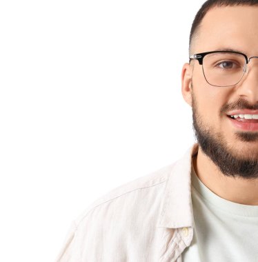 Beyaz arka planda gözlüklü yakışıklı bir genç.