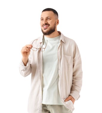 Beyaz arka planda gözlüklü yakışıklı bir genç.