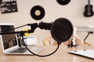 Podcaster 'ın stüdyosunda profesyonel mikrofon, yakın plan.