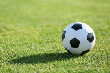 Yeşil çimlerde futbol topu, yakın plan.