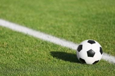 Yeşil stadyum çimlerinde futbol topu