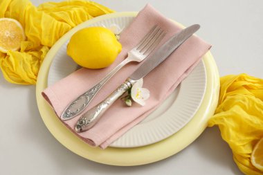 Limonlu ve bej arkaplanlı güzel masa ayarları, yakın plan.
