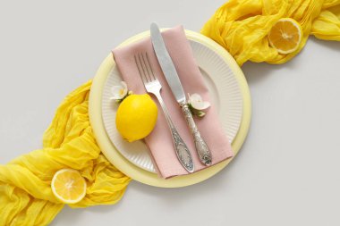 Limonlu ve bej arkaplanlı güzel masa ayarları, yakın plan.