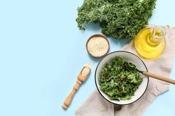 Susam tohumlu, yağlı ve peçeteli bir kase lezzetli lahana salatası.