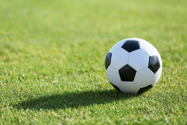 Футбольный мяч на зеленой траве, крупный план