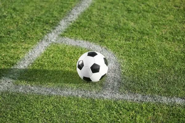 Yeşil stadyum çimlerinde futbol topu