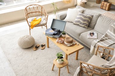 Oturma odasının içinde mayo, kanepe ve koltuklar var.