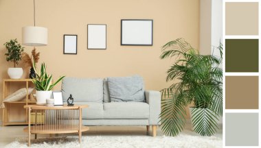 Rahat kanepesi, çiçekleri ve bej duvarında boş resim çerçeveleri olan şık bir oturma odası.