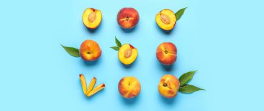 Mavi arka planda tatlı şeftaliler, düz uzanmış