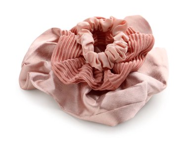 Beyaz arkaplanda şık ipek tokalar