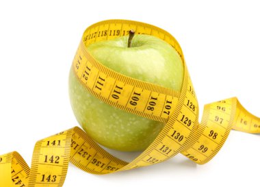 Beyaz arka planda elma ve sarı mezura. Diyet kavramı