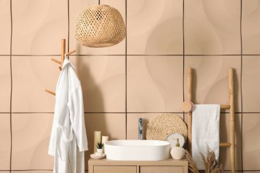 Banyo aksesuarlı lavabo lavabosu banyodaki masada.