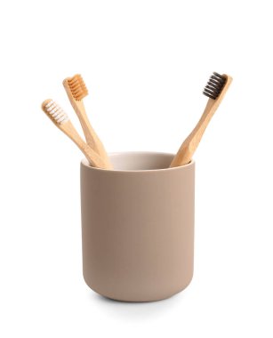 Bambu diş fırçaları beyaz arka planda tutucuda