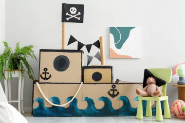 Çocuk odasının içinde korsan karton gemi.