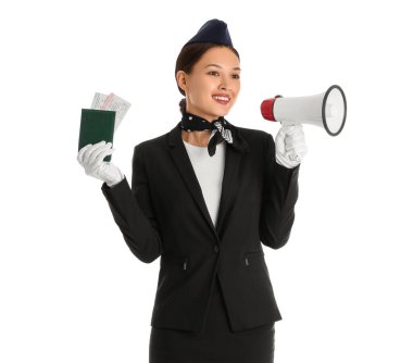 Beyaz arka planda pasaport ve megafonu olan güzel Asyalı hostes.