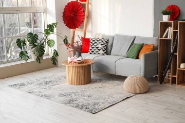 Çin Yeni Yıl kutlamaları için kanepe, masa ve dekorla oturma odasının içinde.