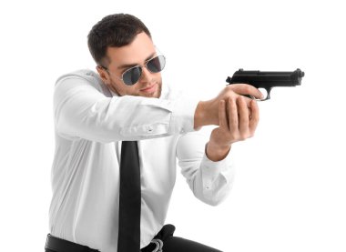 Beyaz arka planda silahlı bir erkek polis memuru.