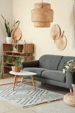 Bambu bitkisiyle dolu bir oturma odası.