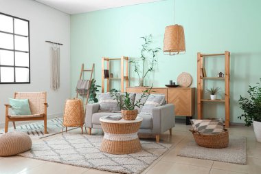 Bambu bitkisiyle modern oturma odasının içi