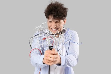 Yanmış yüzlü ve kabloyla elektrik çarpmış genç bir adam.