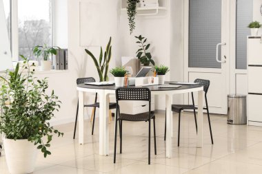 Çalışma yeri, kapısı ve bitkileri olan modern ofis.