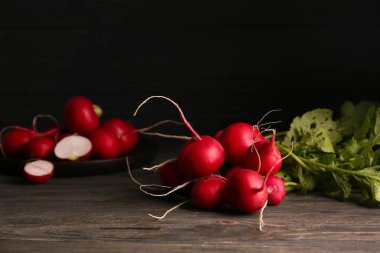 Tahta masada bir sürü taze turp var.