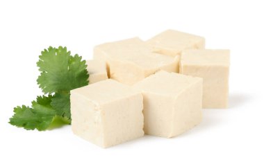 Beyaz arkaplanda soya peyniri ve maydanozu kes. Yakın plan.