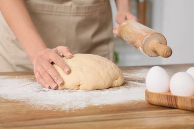 Kadın mutfakta taze hamur yapıyor.