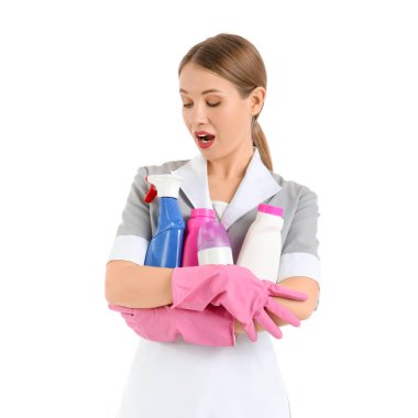 Beyaz arka planda deterjanları olan şaşkın oda hizmetçisi.