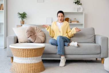 Evdeki kanepede oturan genç kadın şok oldu.