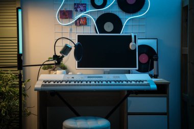 İşyeri, sentezleyici ve parlayan neon lambalı karanlık kayıt stüdyosunun içi