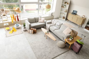 Oturma odasının içinde mayolar ve kanepeler var.