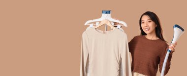 Buharlı buharlı Asyalı kadın ve bej arka planda giyinen metin için yeri olan kadın.