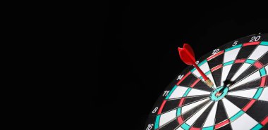 Koyu arkaplanda hedef tahtası, metin için boşluk, yakın çekim