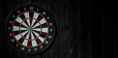Kara duvarda hedefi tam on ikiden vuran bir dartboard. Tasarım için pankart