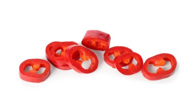 Beyaz arka planda dilimlenmiş taze kırmızı biber.