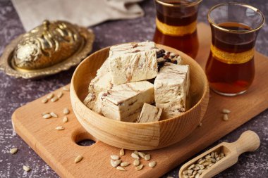 Arkaplanda lezzetli mermer helva parçaları olan bir kase.